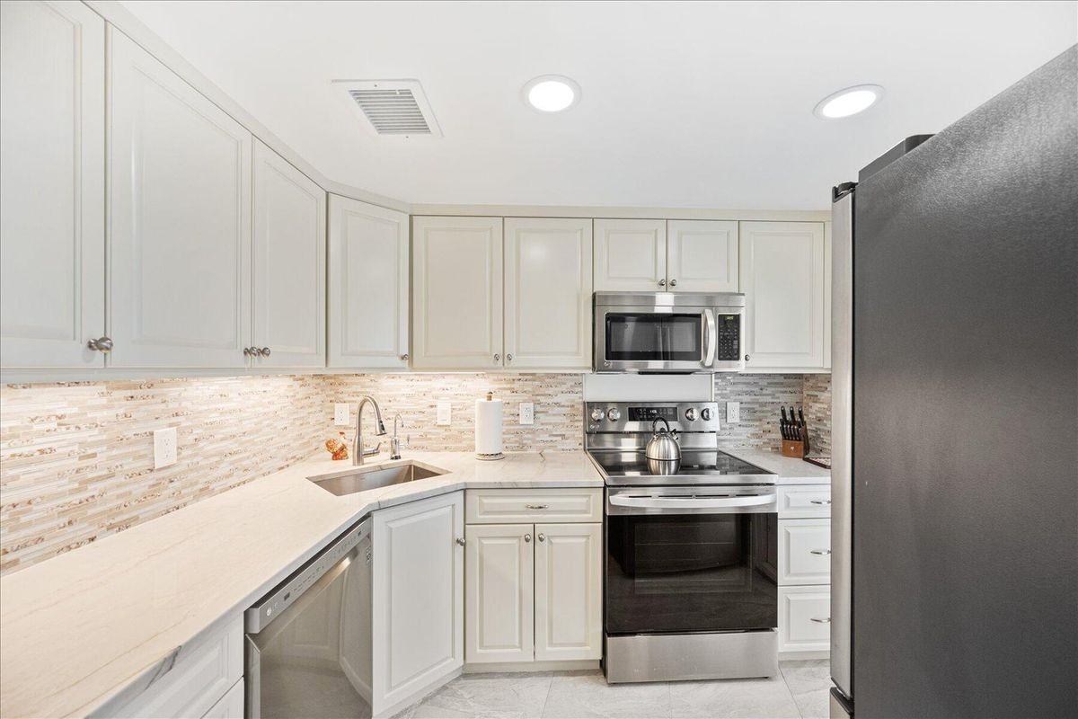 1213 S Ocean Blvd ##2e - Photo 2 of 11