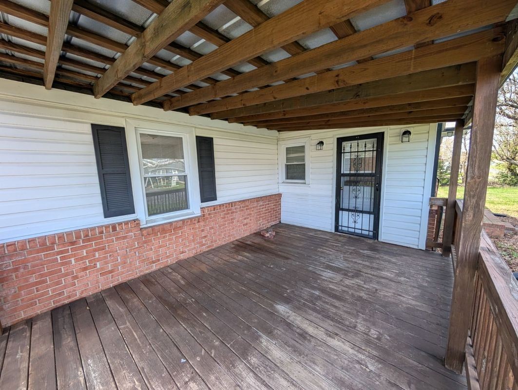 305 8th St - Photo 3 of 22