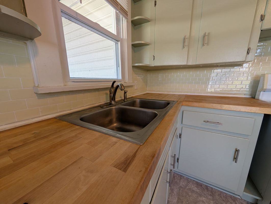 305 8th St - Photo 7 of 22