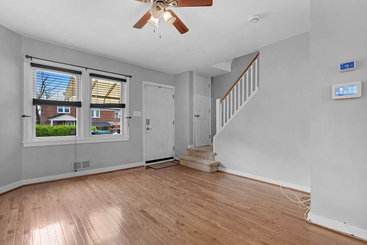 111 Upmanor Rd - Photo 4 of 34