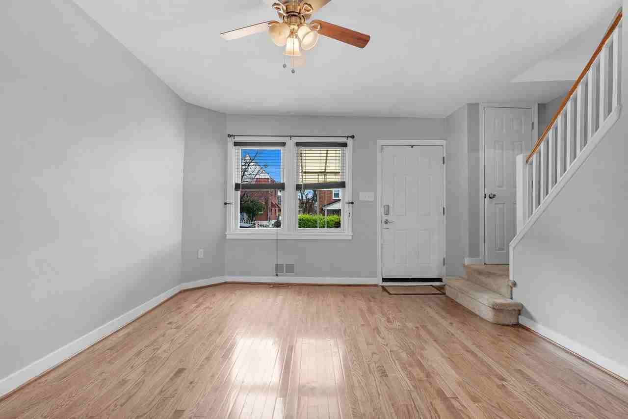 111 Upmanor Rd - Photo 5 of 34