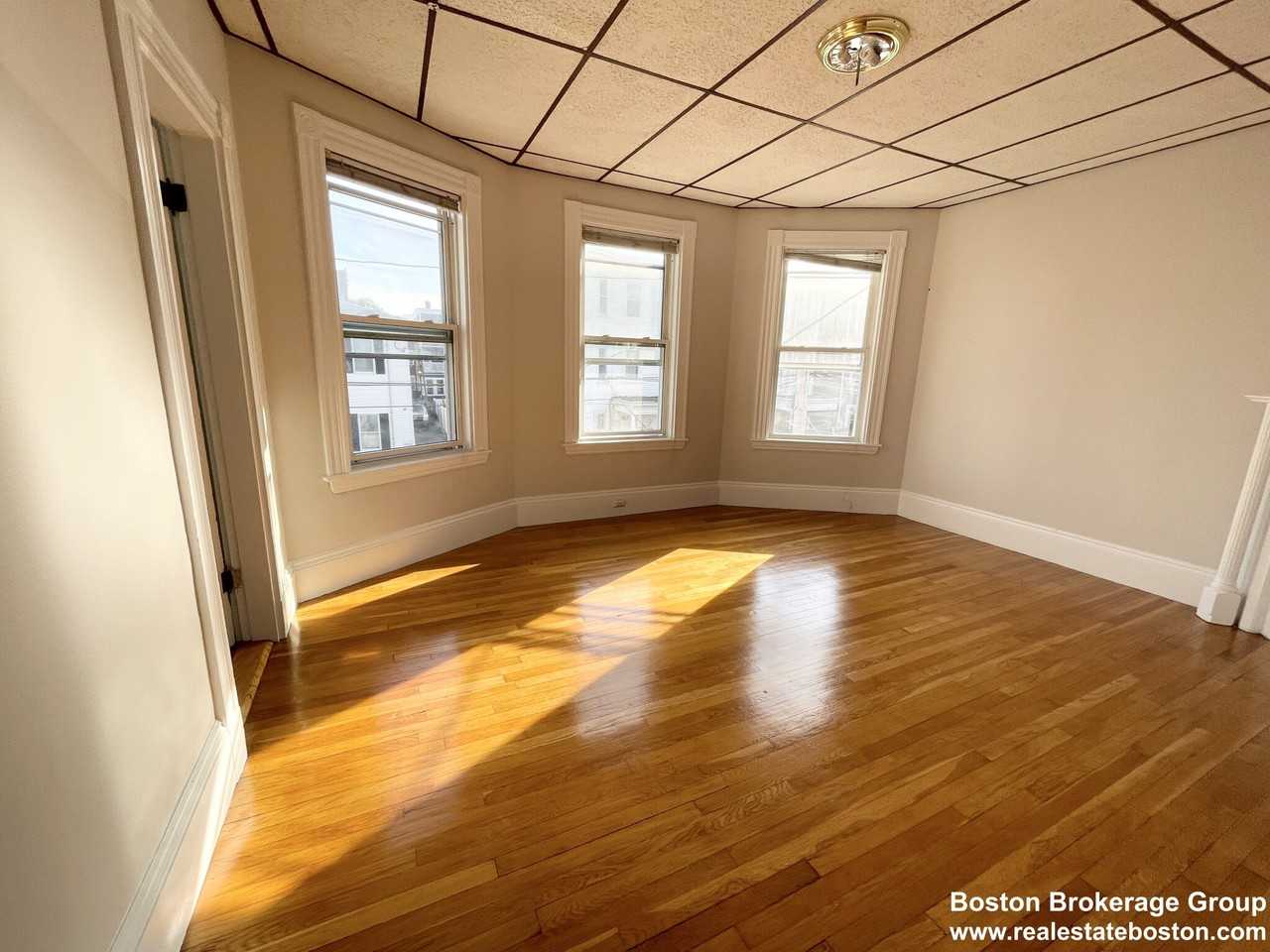 26 Harbor View St #2 - Photo 3 of 8