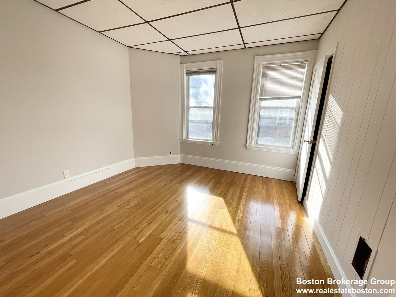 26 Harbor View St #2 - Photo 4 of 8