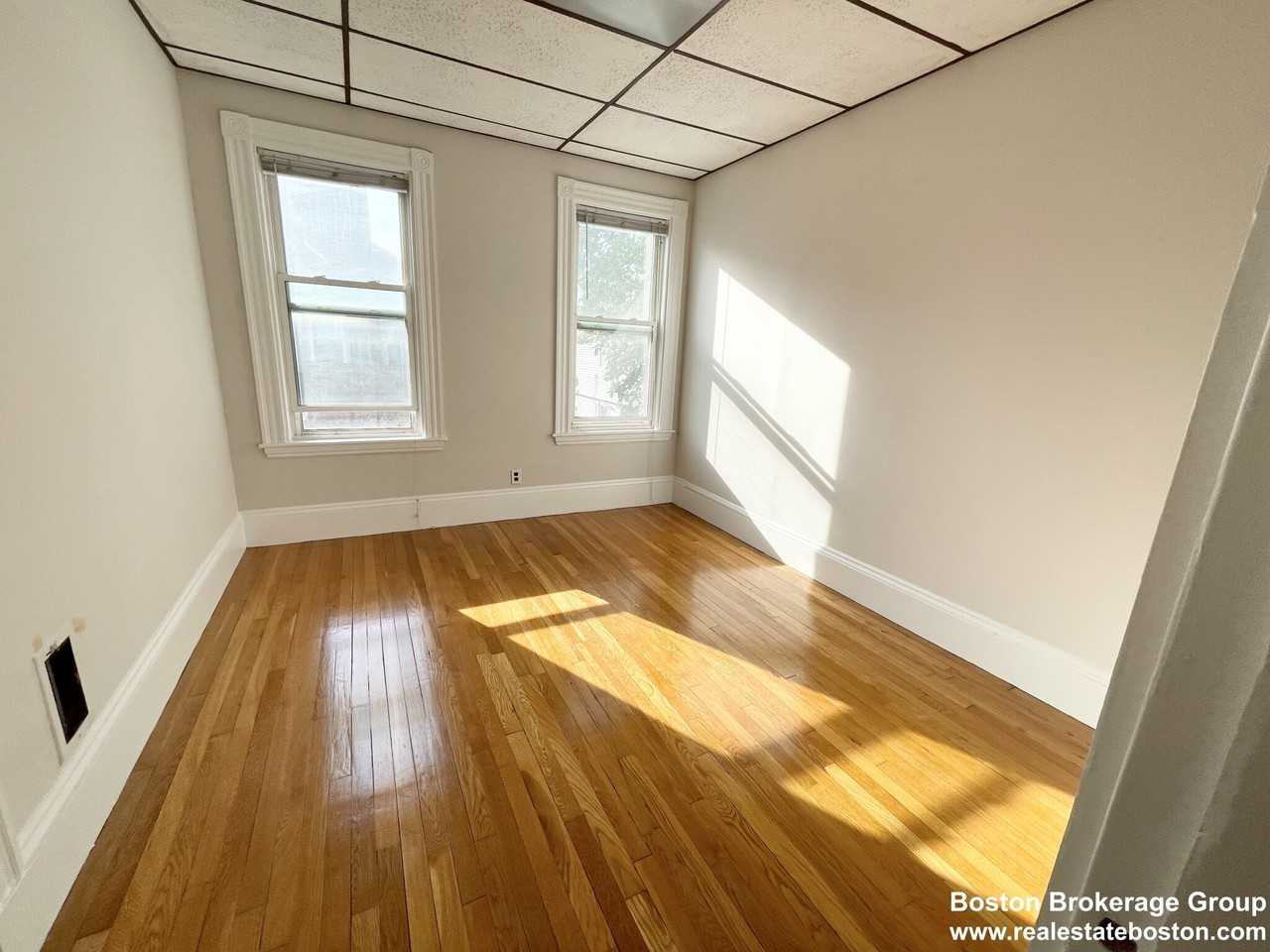 26 Harbor View St #2 - Photo 7 of 8
