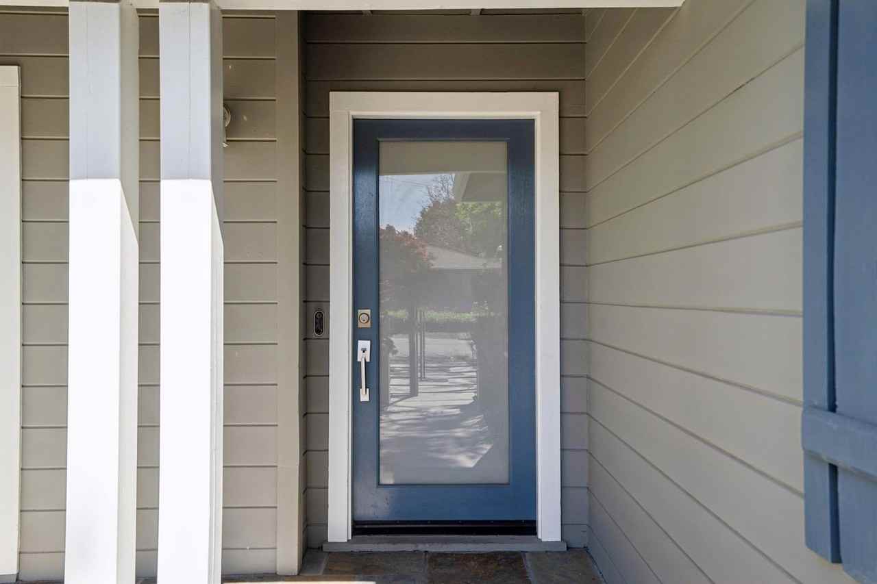 305 Langton Ave - Photo 4 of 50