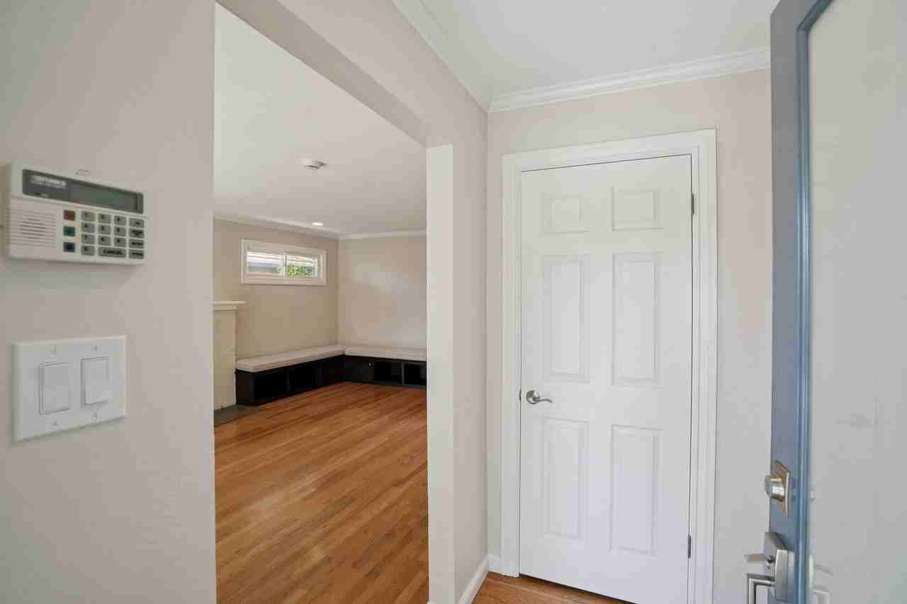 305 Langton Ave - Photo 5 of 50