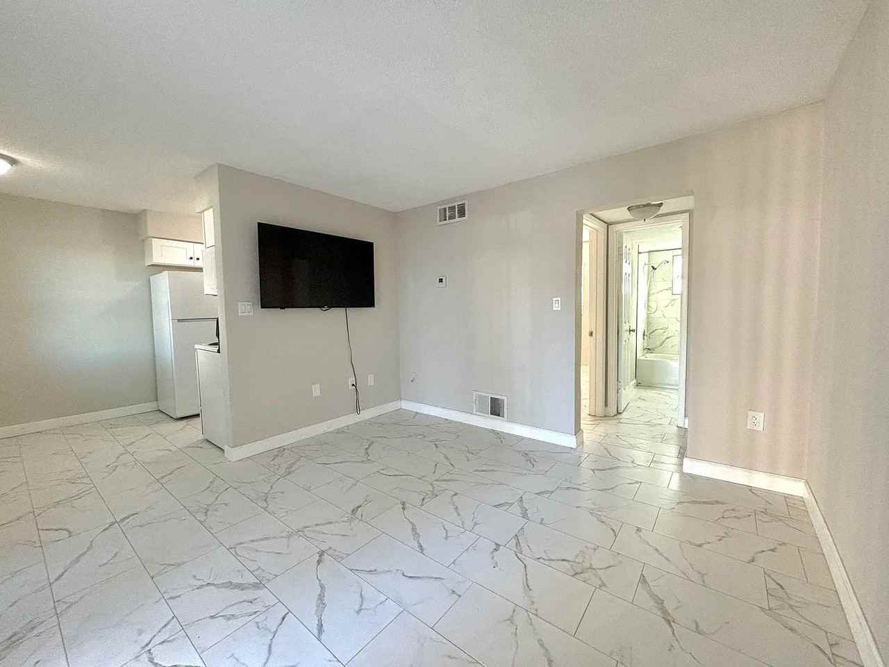 105 S Spring Blvd - Photo 2 of 8