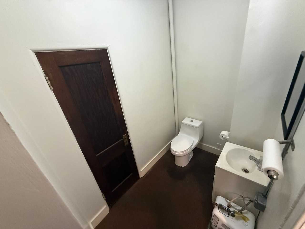 204 W Market St - Photo 3 of 5