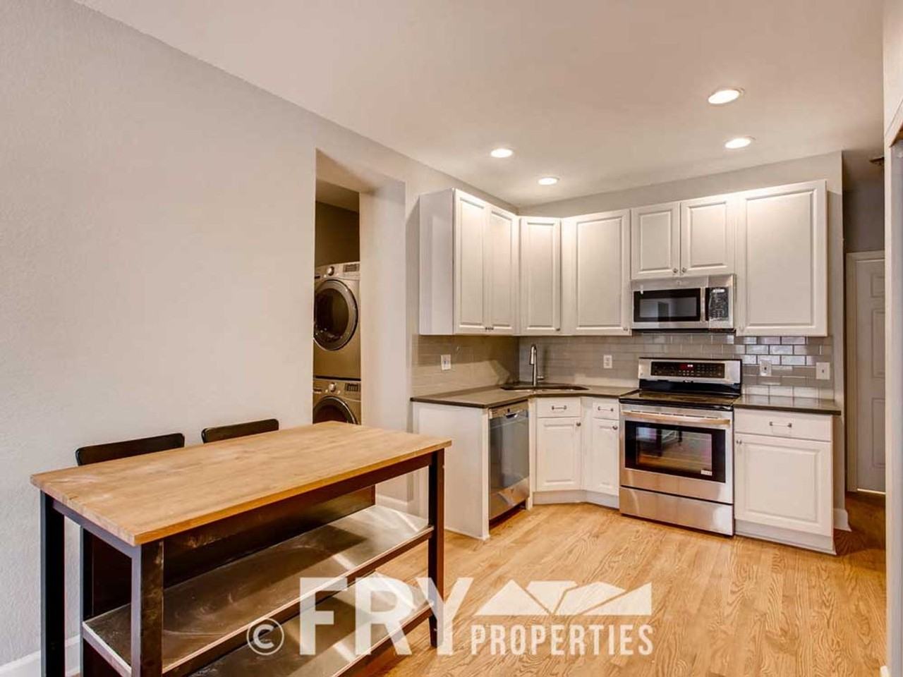 610 N Logan St - Photo 5 of 11