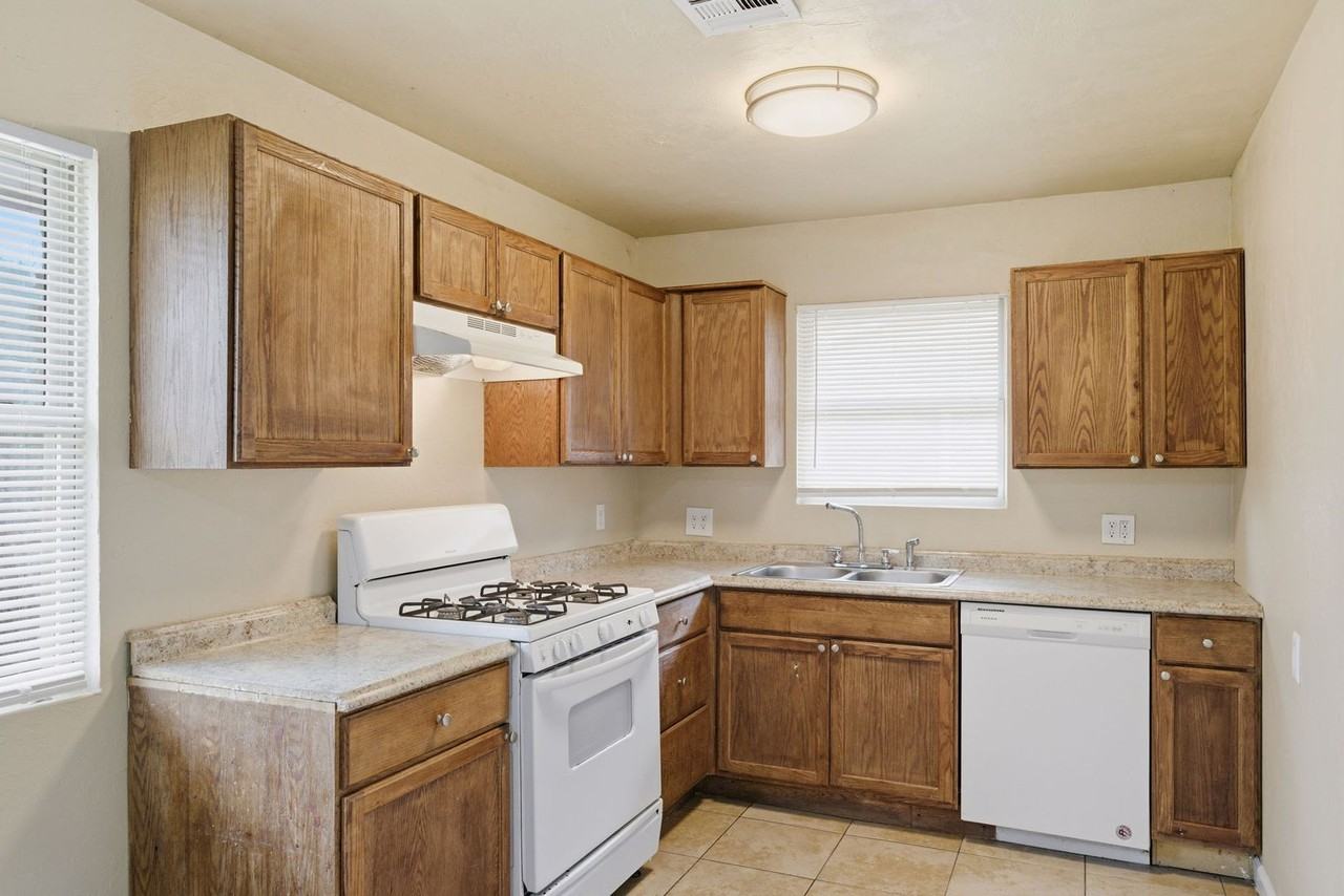 7006 Nw 60th St - Photo 3 of 10