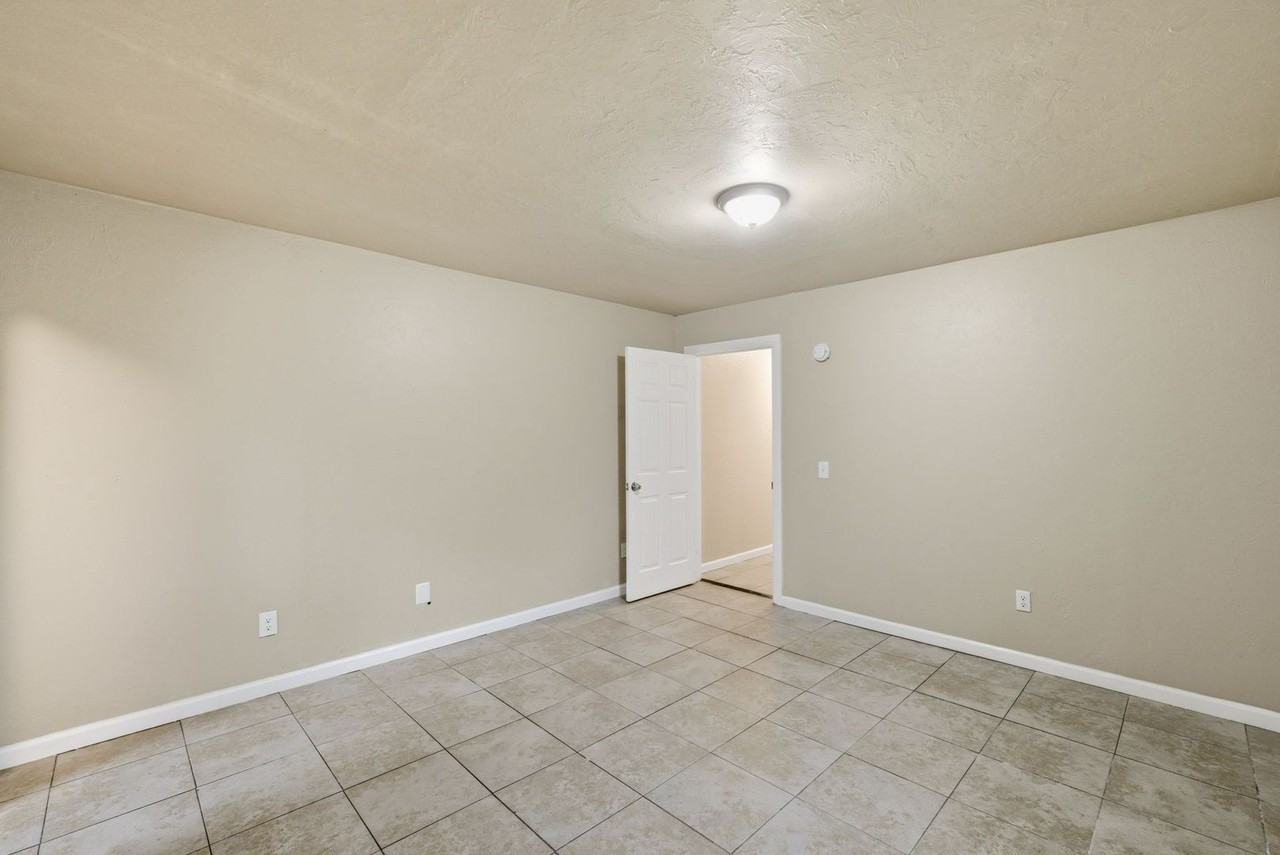 7006 Nw 60th St - Photo 5 of 10