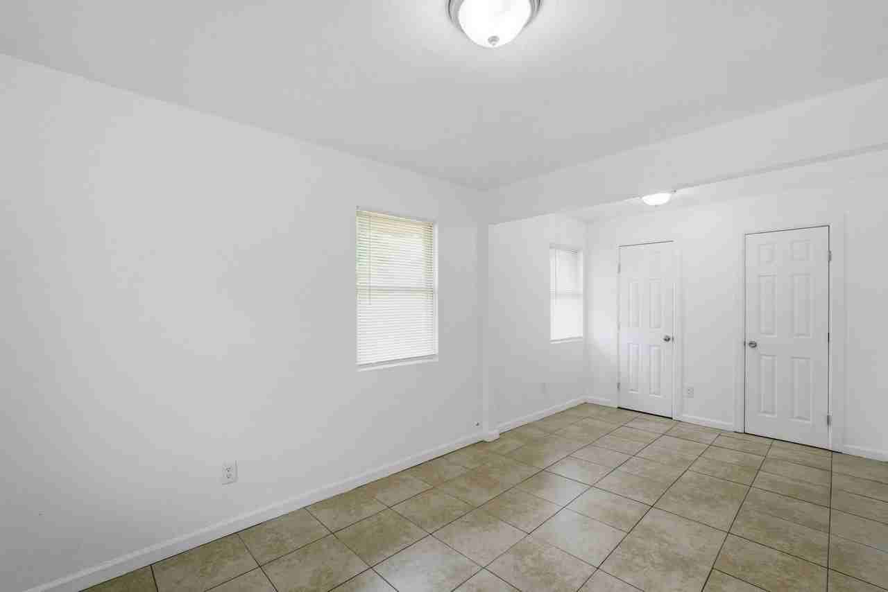 7006 Nw 60th St - Photo 7 of 10