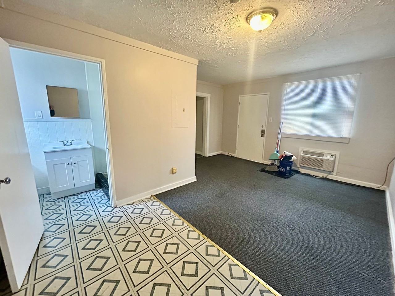 1018 W Lexington Ave #19 - Photo 4 of 9