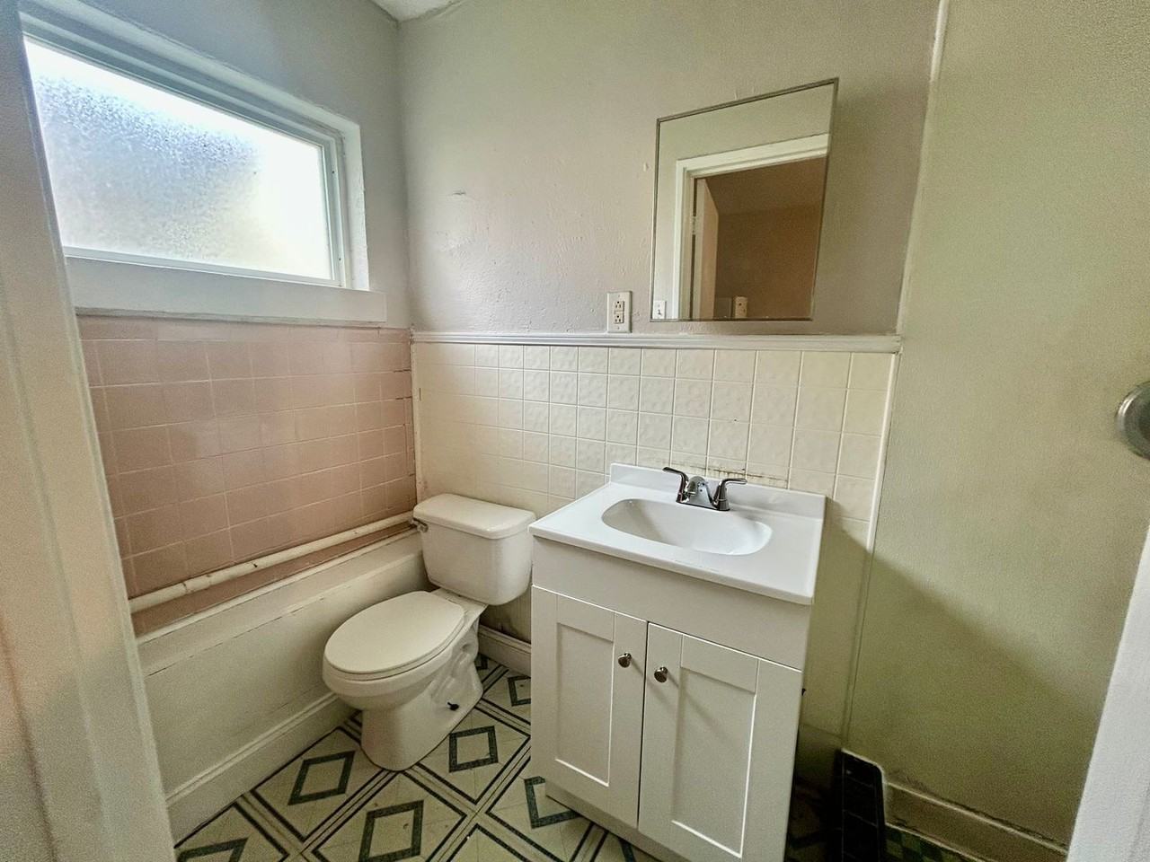 1018 W Lexington Ave #19 - Photo 6 of 9