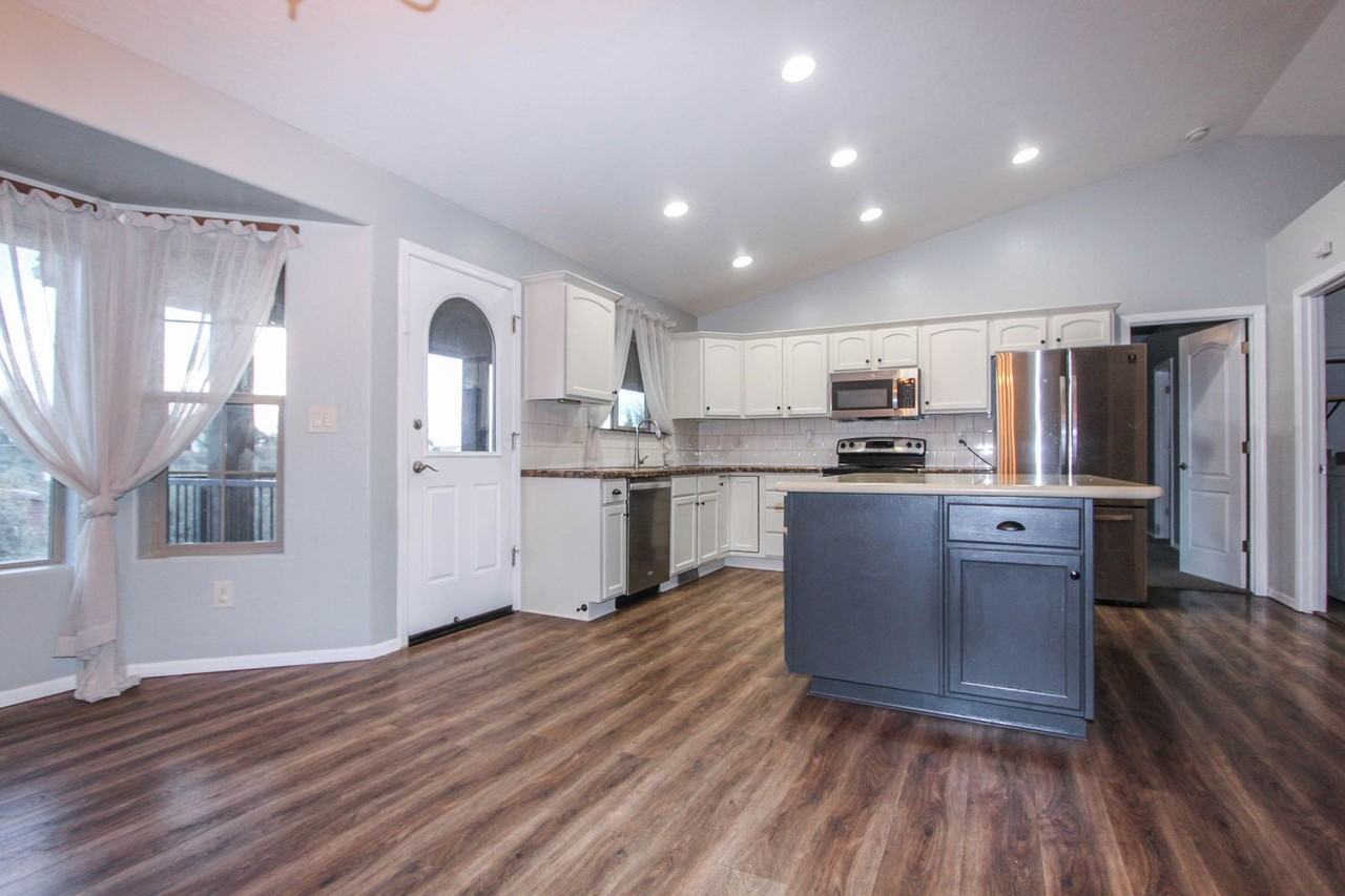 1889 N Emerald Dr - Photo 4 of 13