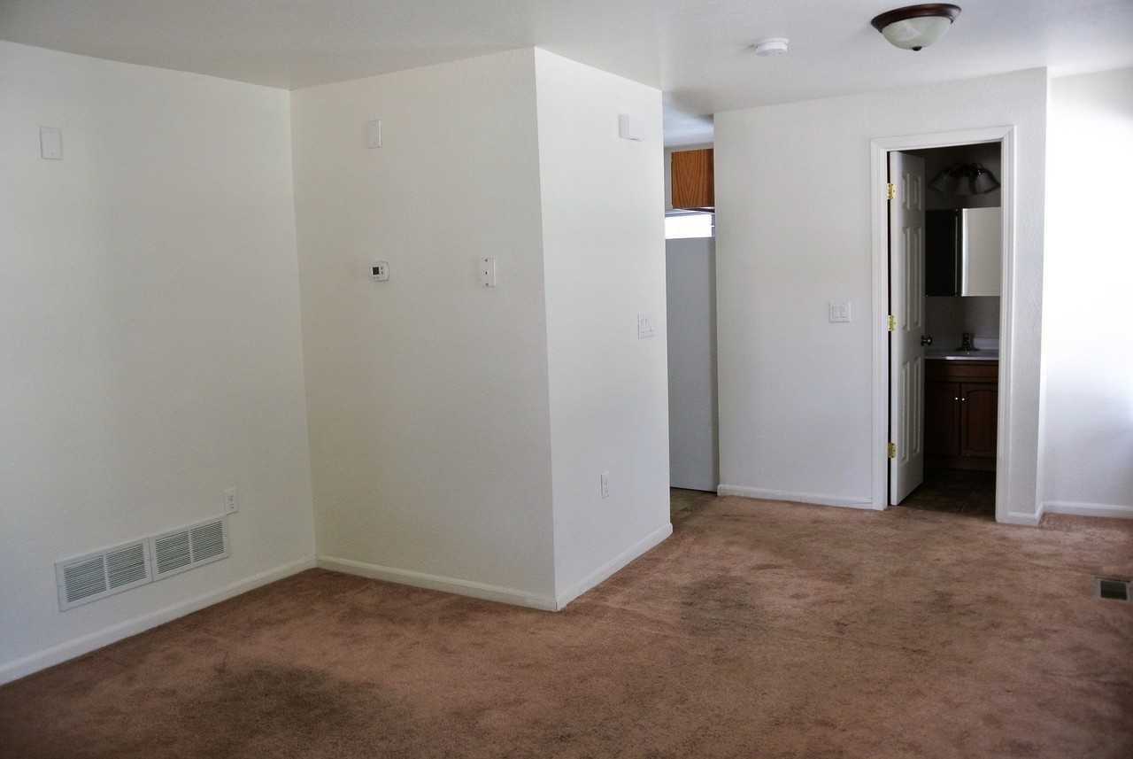 1510 1st Ave Se - Photo 3 of 12