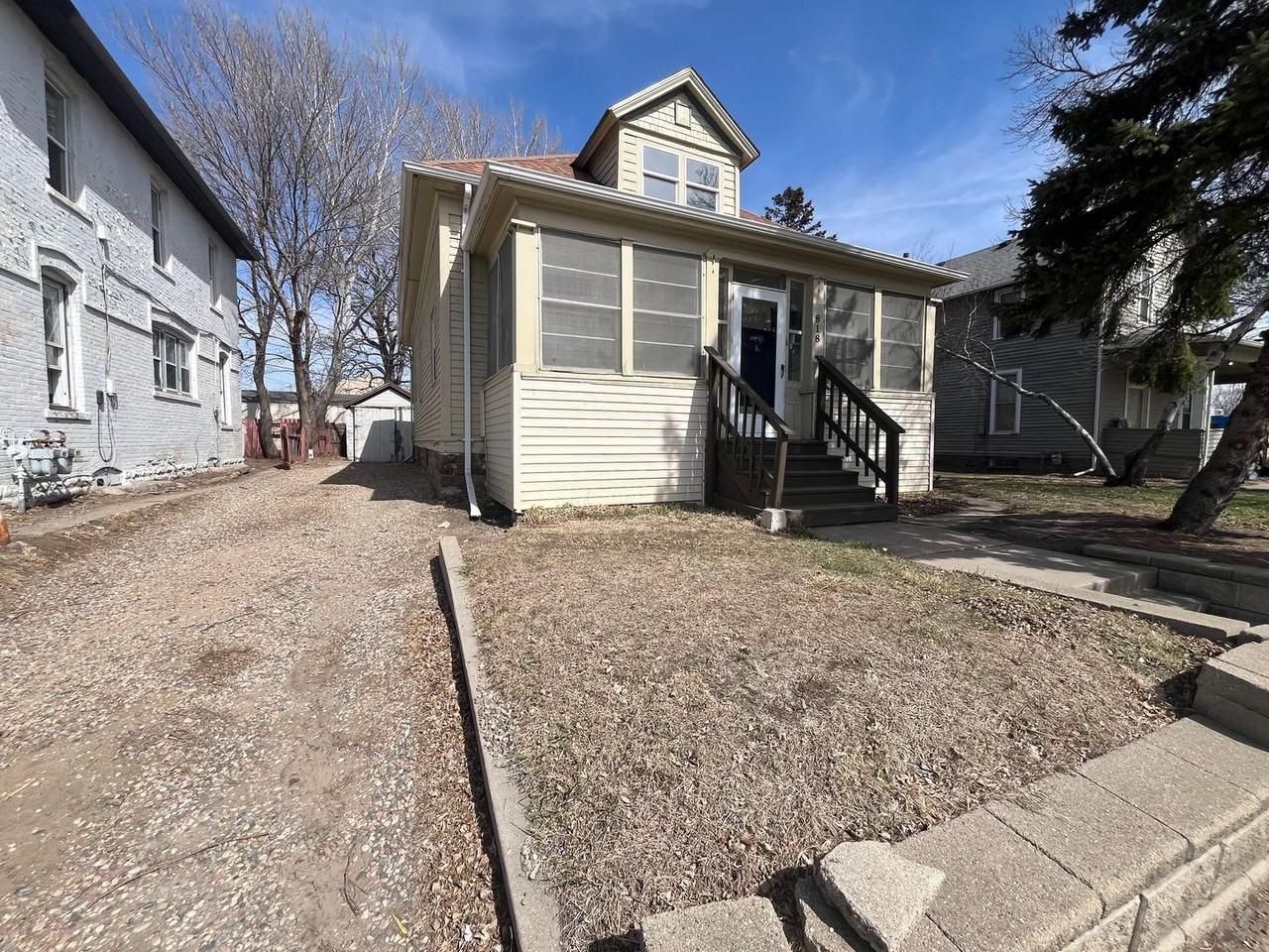 818 W 11th St - Photo 2 of 21