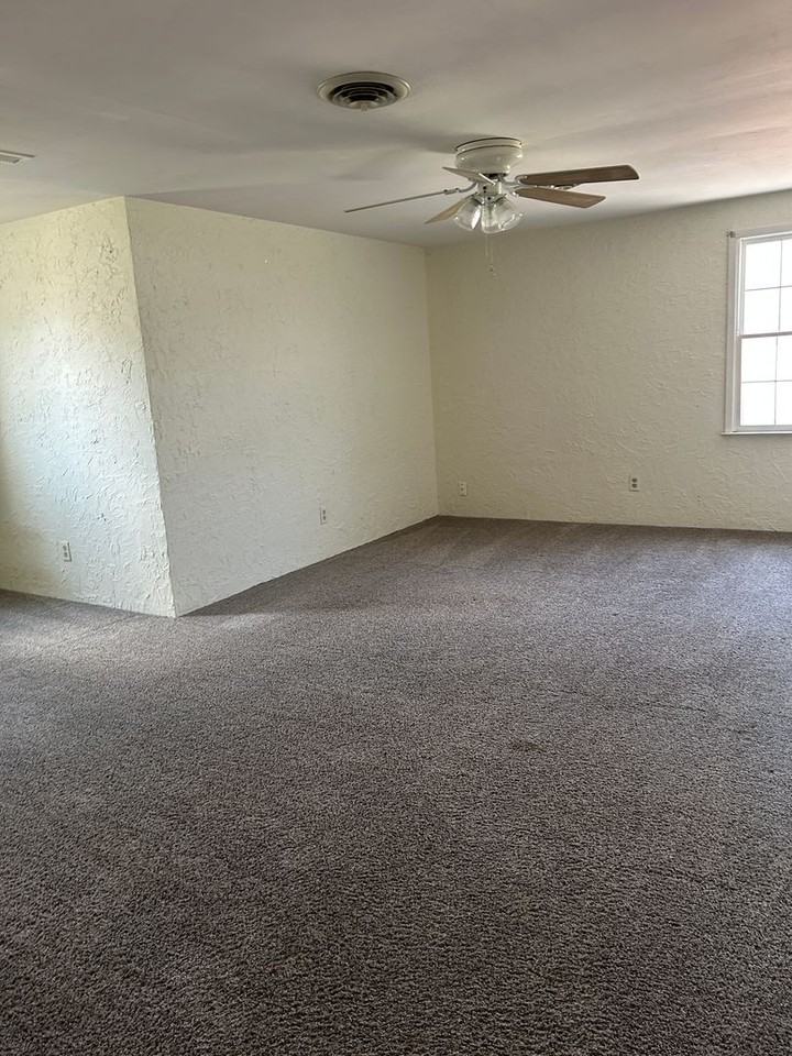 302 Salem St - Photo 7 of 15