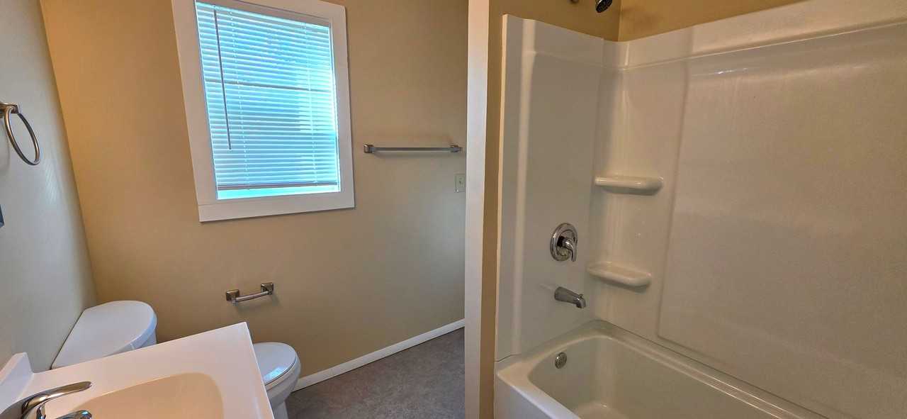 2521 N East Ave - Photo 6 of 9