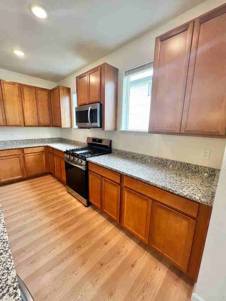 1138 Hornet Dr - Photo 6 of 35