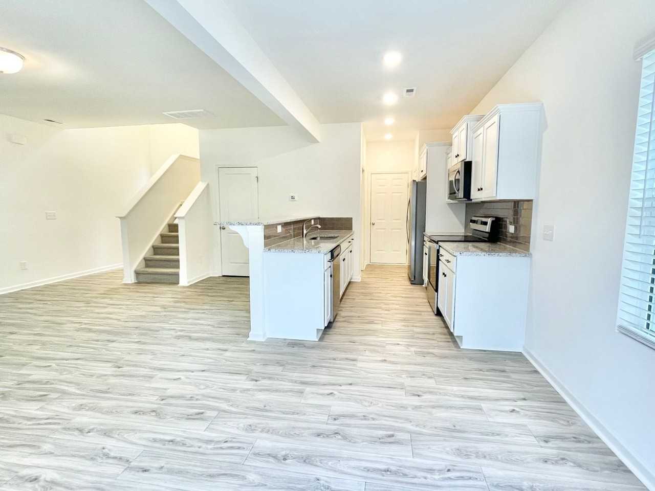 348 Pearl St - Photo 5 of 9