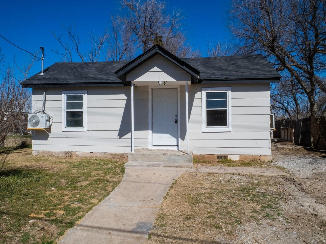 1209 Sw G Ave - Photo 2 of 15