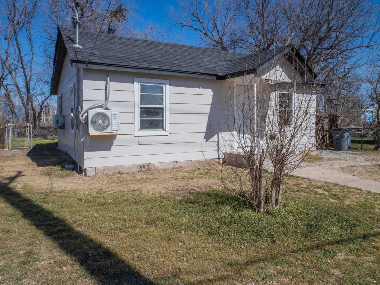 1209 Sw G Ave - Photo 3 of 15