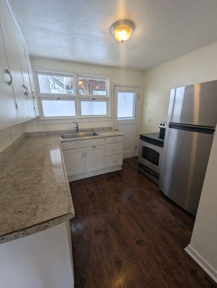 310 Irwin St - Photo 4 of 17