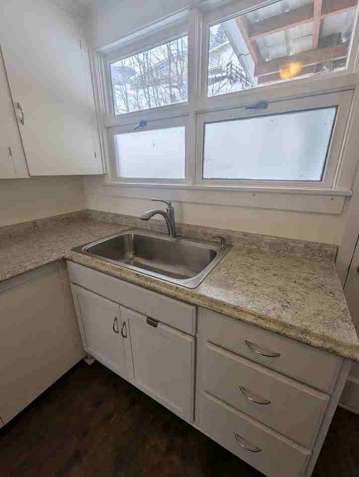 310 Irwin St - Photo 6 of 17