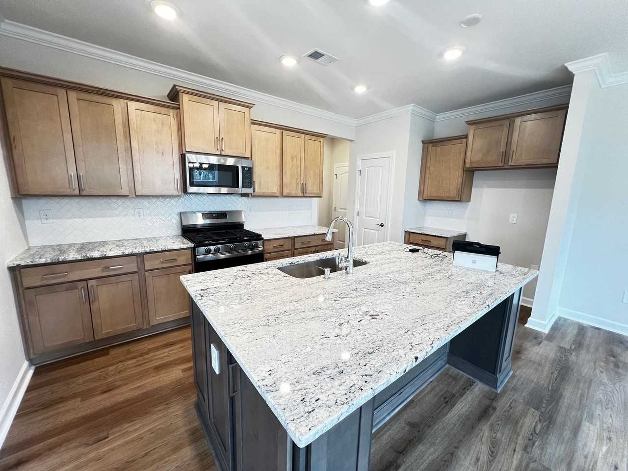 1260 Saxon Ct - Photo 4 of 20