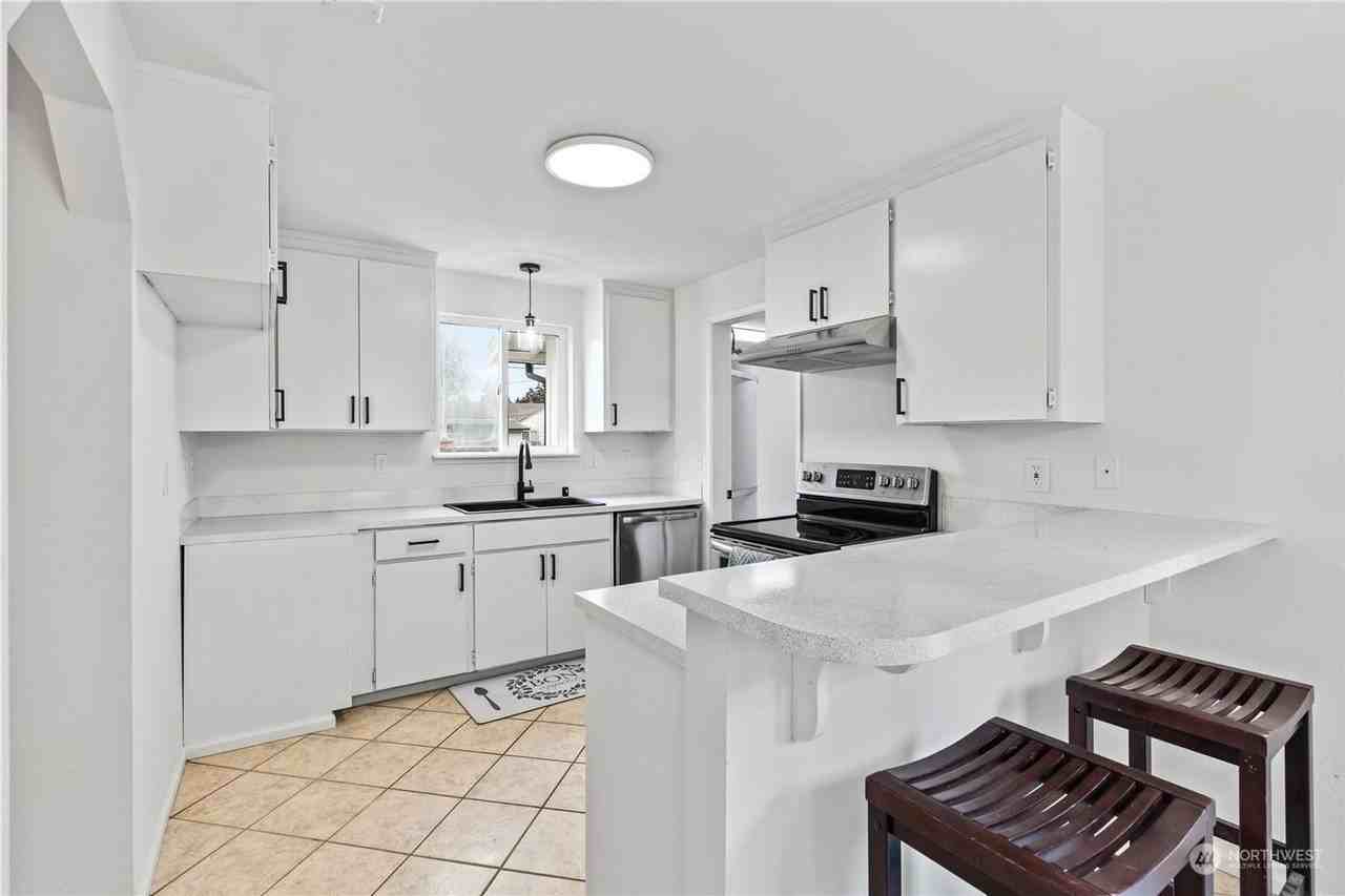 7245 S Prospect St - Photo 4 of 12