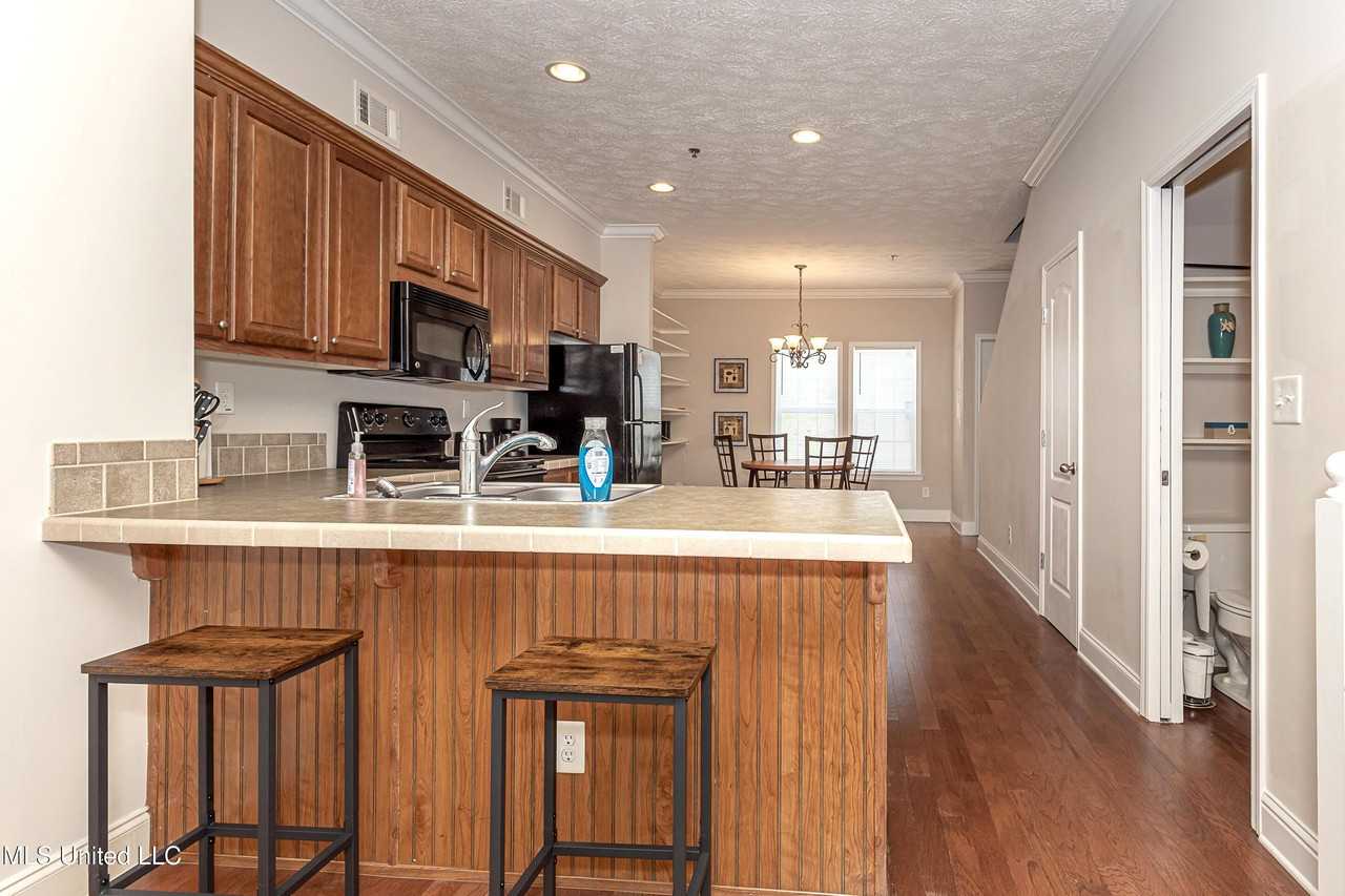 611 Peach St - Photo 2 of 14
