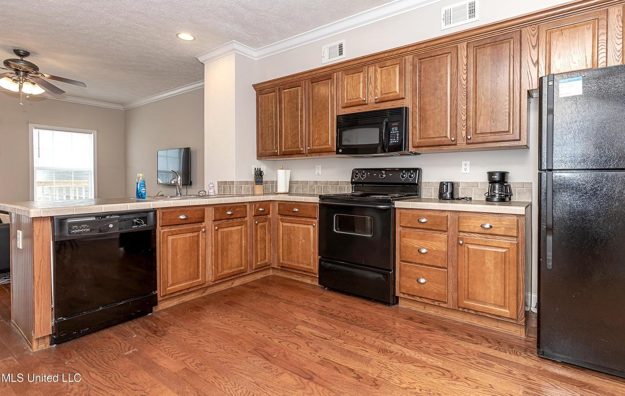 611 Peach St - Photo 3 of 14