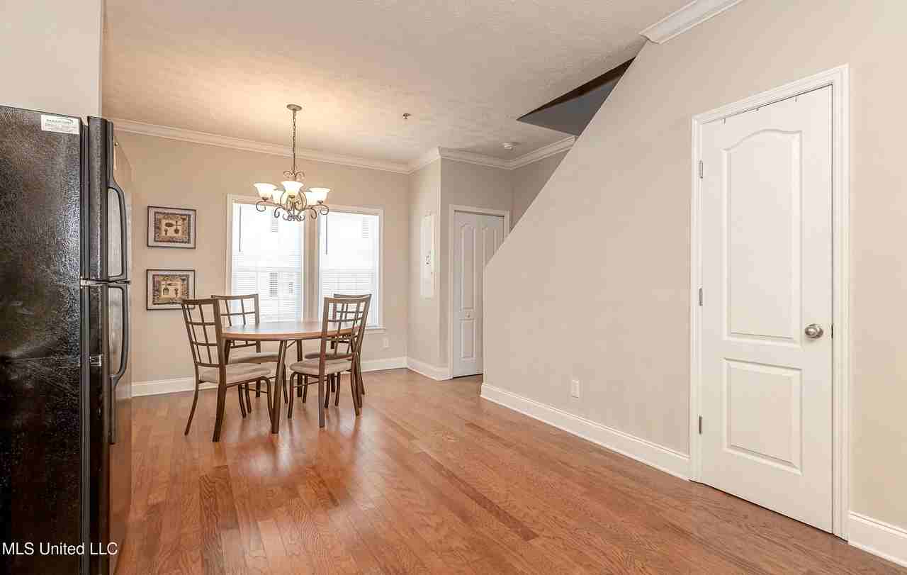 611 Peach St - Photo 4 of 14