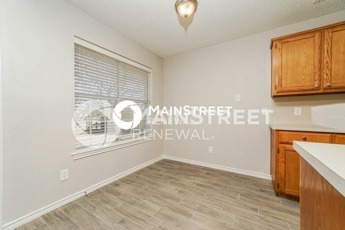 922 Bayfield Dr - Photo 5 of 16