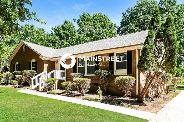 1100 Lightwood Dr - Photo 3 of 16