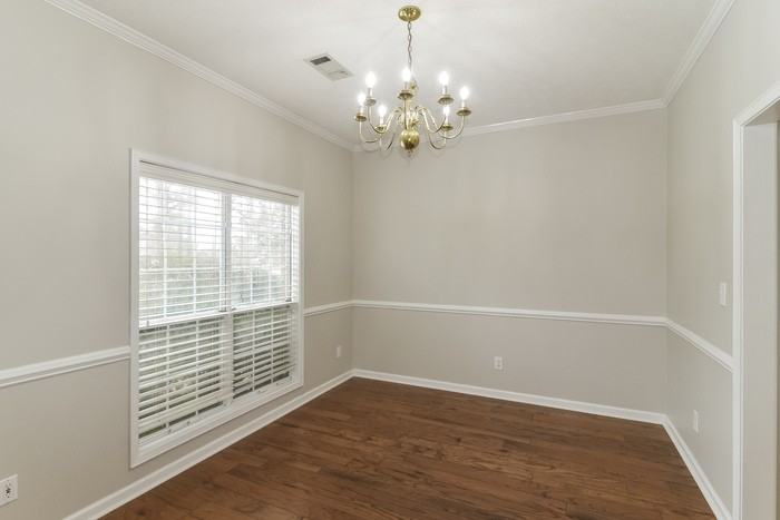 1303 Dorchester Dr - Photo 4 of 15