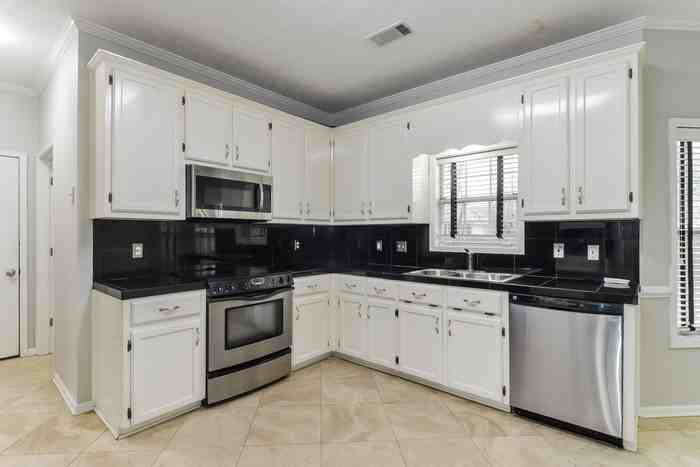 1303 Dorchester Dr - Photo 5 of 15