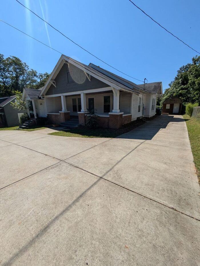 215 W D St