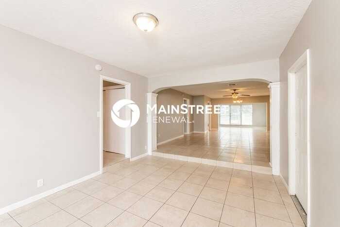 2471 Nw 16th St - Photo 2 of 17