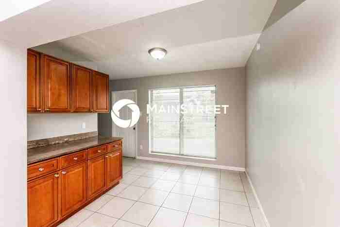 2471 Nw 16th St - Photo 6 of 17