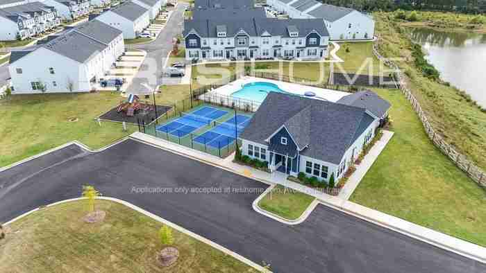 445 Emerald Ln - Photo 2 of 18