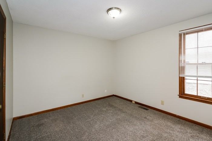 323 Southern Dr - Photo 6 of 11