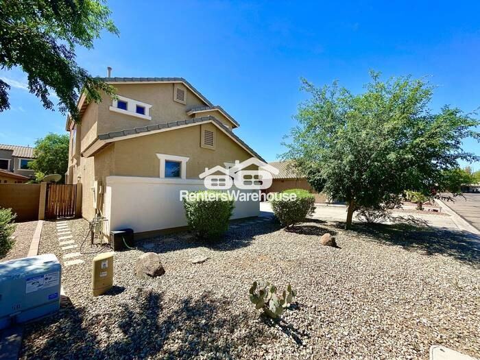 371 E Embassy Dr - Photo 3 of 24