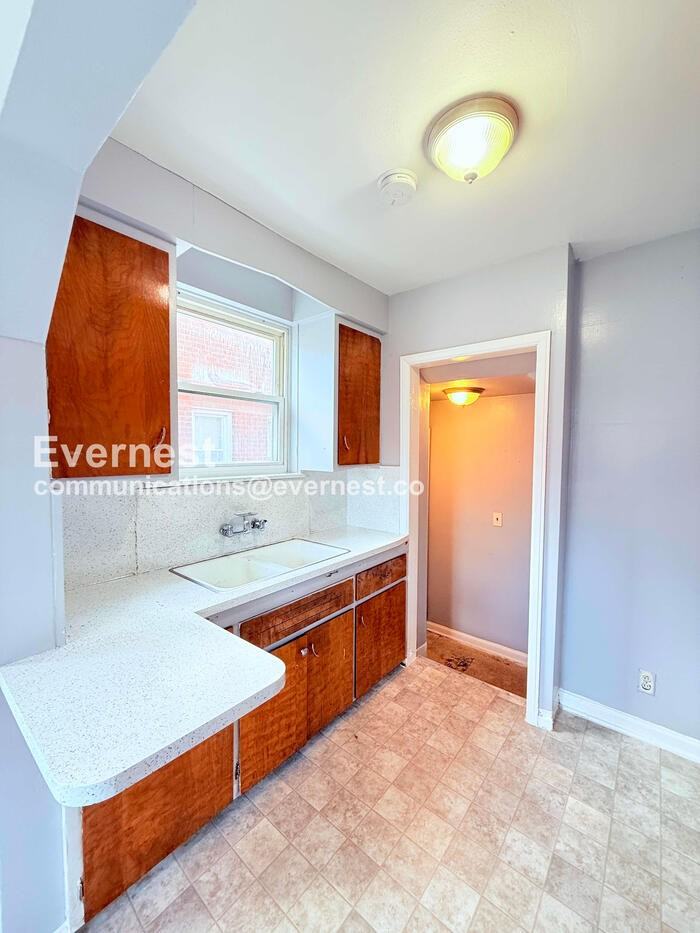 13737 Capitol St - Photo 2 of 34