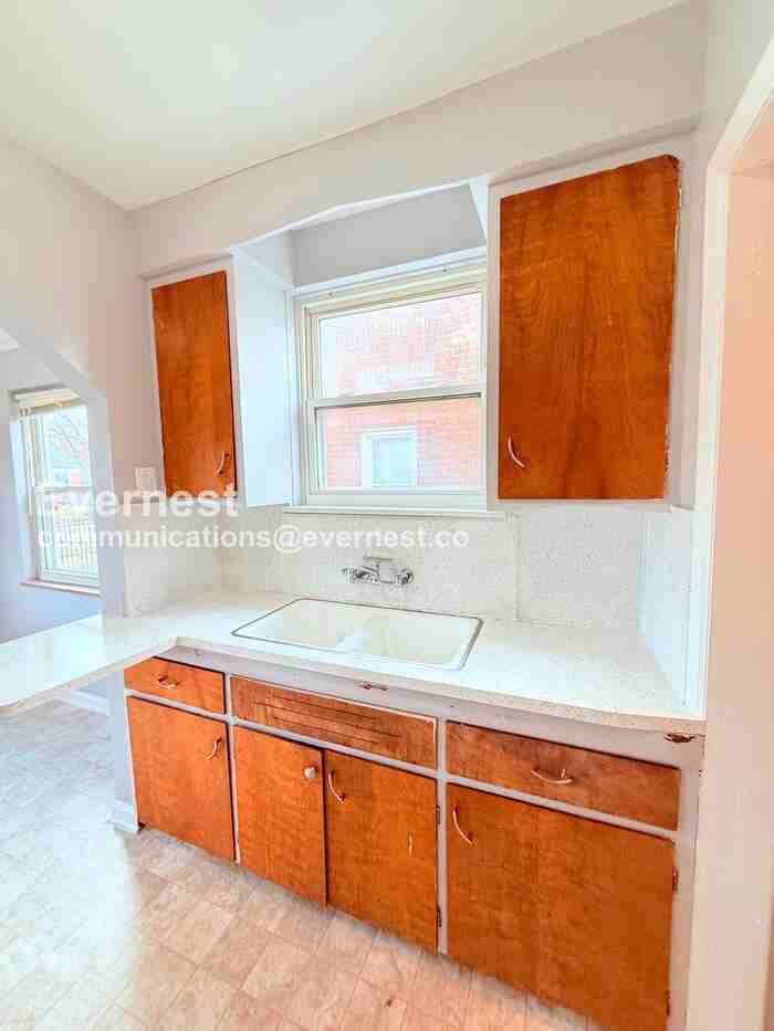 13737 Capitol St - Photo 3 of 34