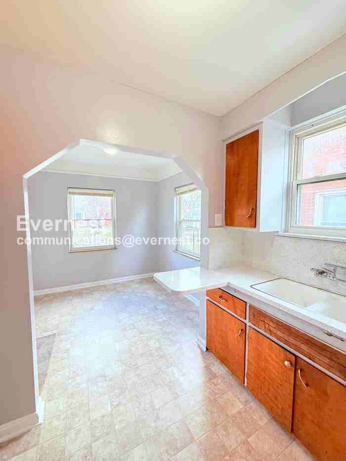 13737 Capitol St - Photo 4 of 34