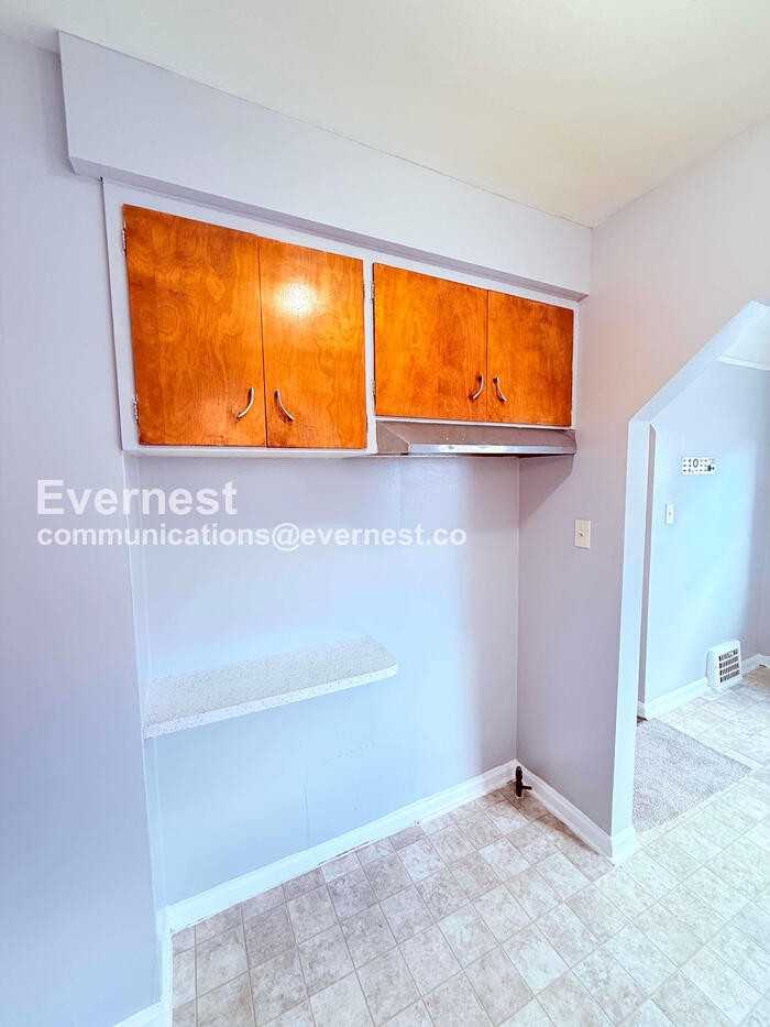 13737 Capitol St - Photo 5 of 34