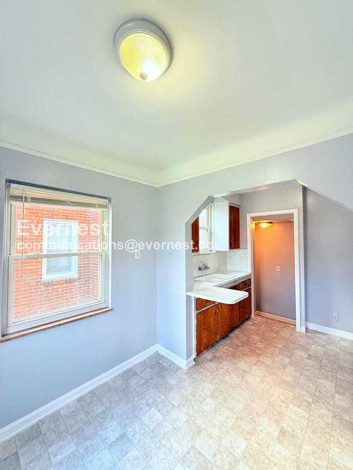 13737 Capitol St - Photo 6 of 34