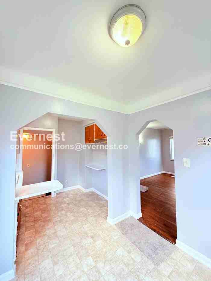 13737 Capitol St - Photo 7 of 34